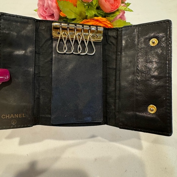 Authentic CHANEL caviar leather key case - Picture 8 of 12